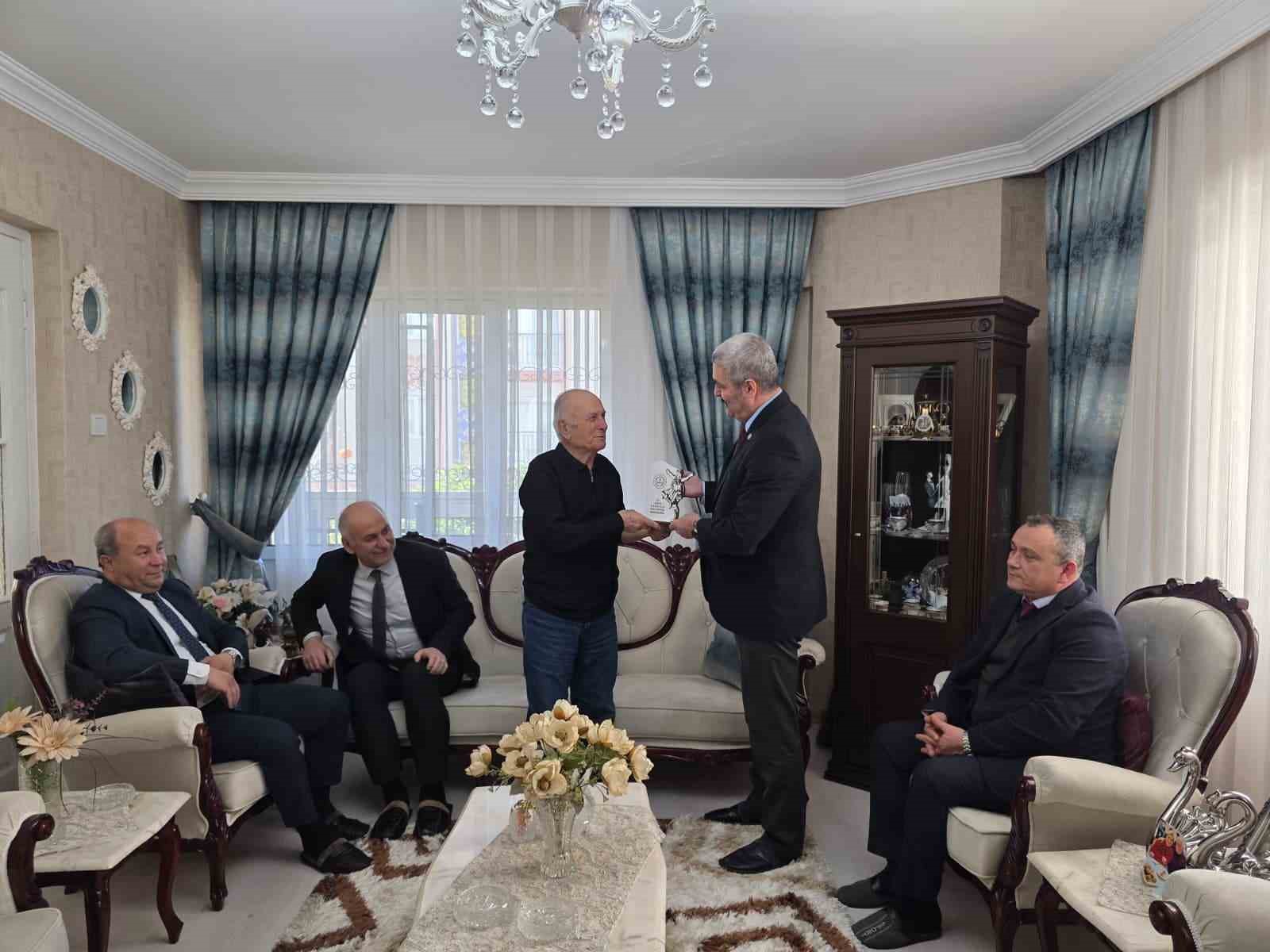 Ömrünü öğrencilerine adayan Varol öğretmen unutulmadı
