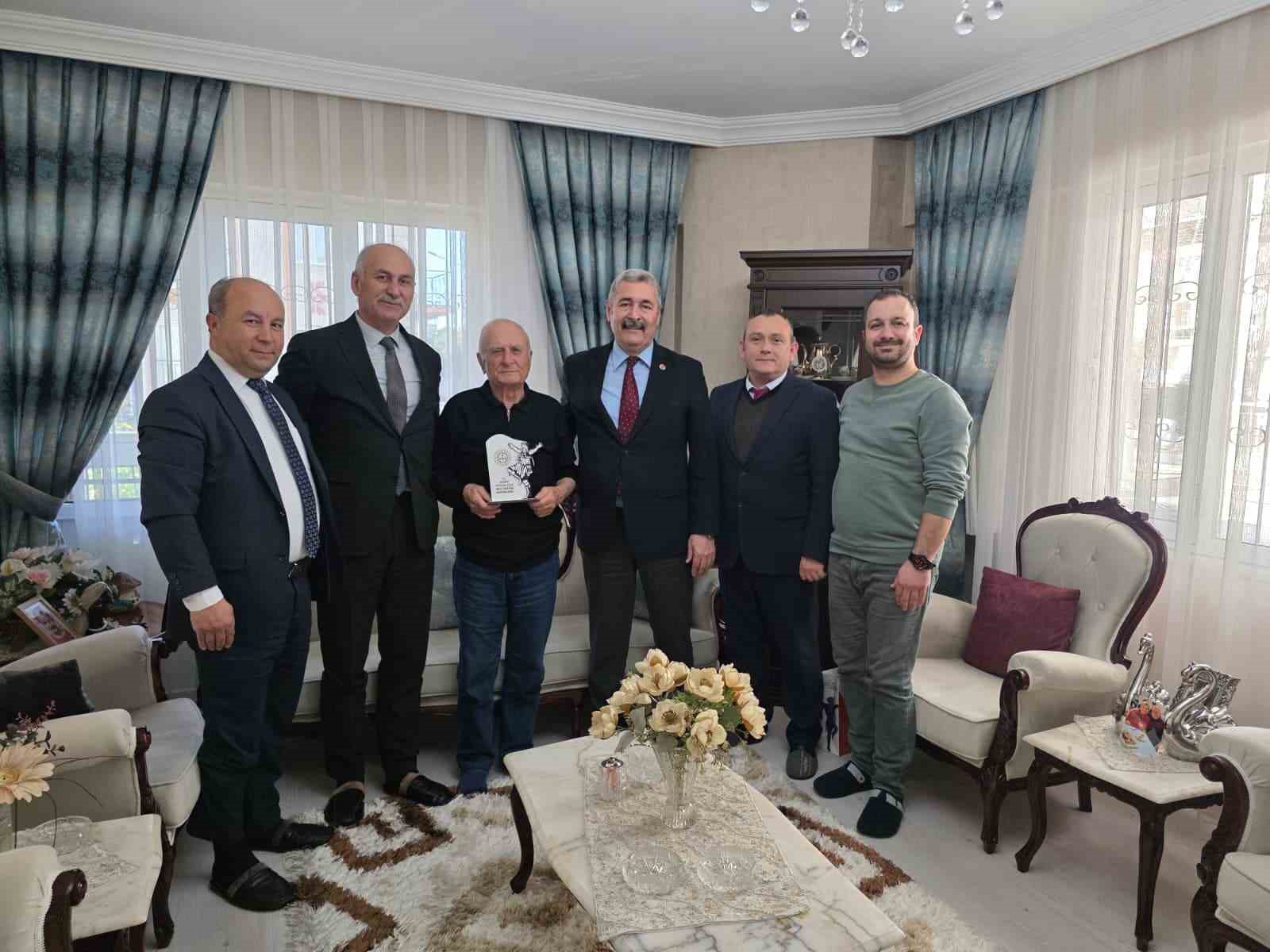 Ömrünü öğrencilerine adayan Varol öğretmen unutulmadı
