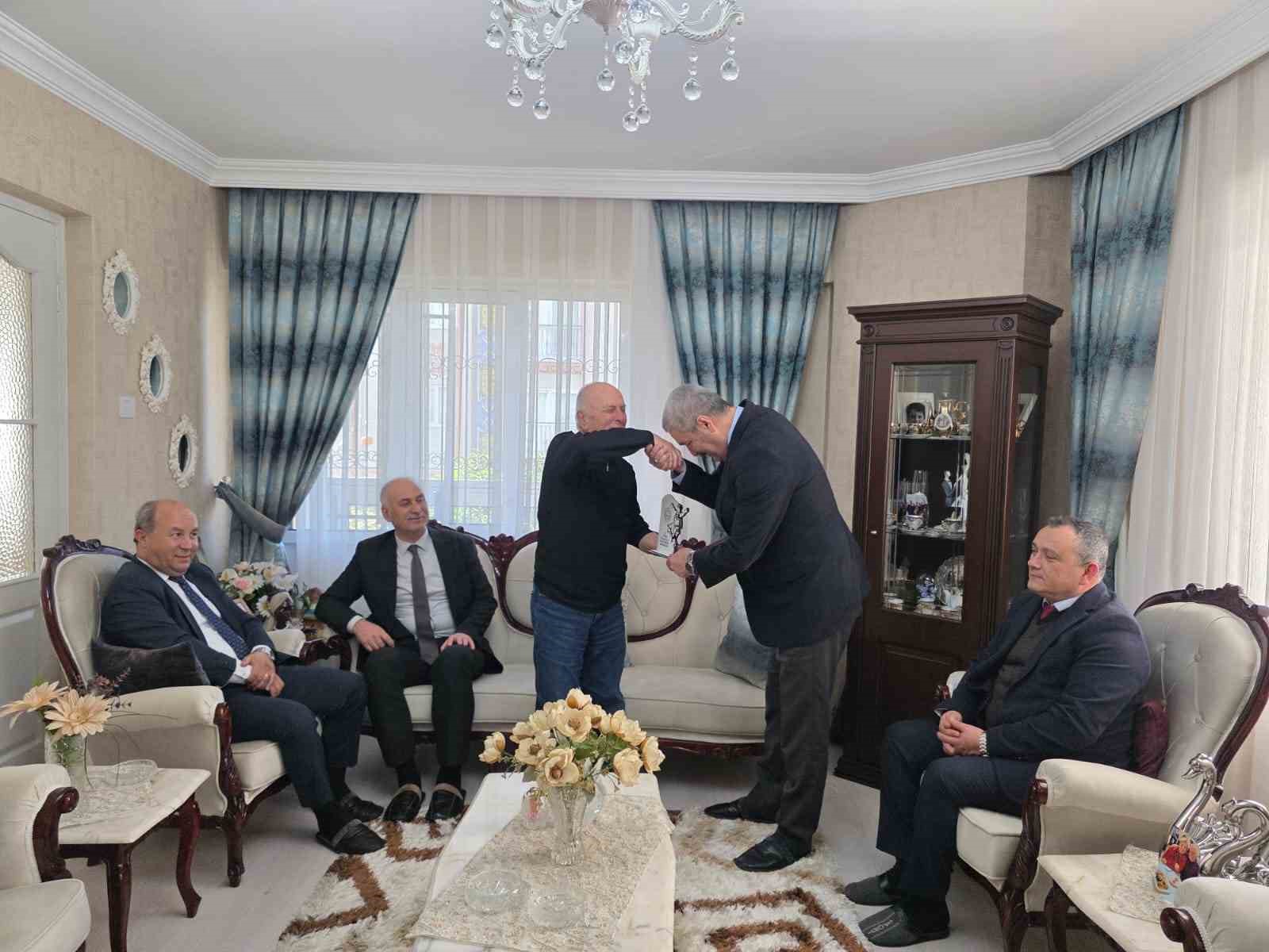 Ömrünü öğrencilerine adayan Varol öğretmen unutulmadı
