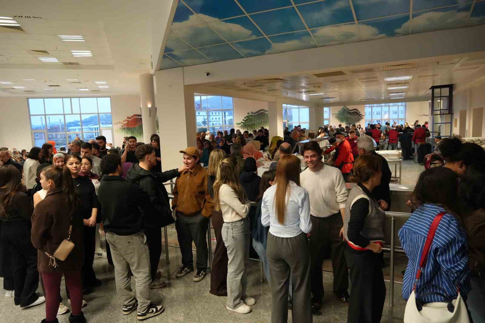 OMÜ’de 2 bin kişi aynı iftar sofrasında buluştu
