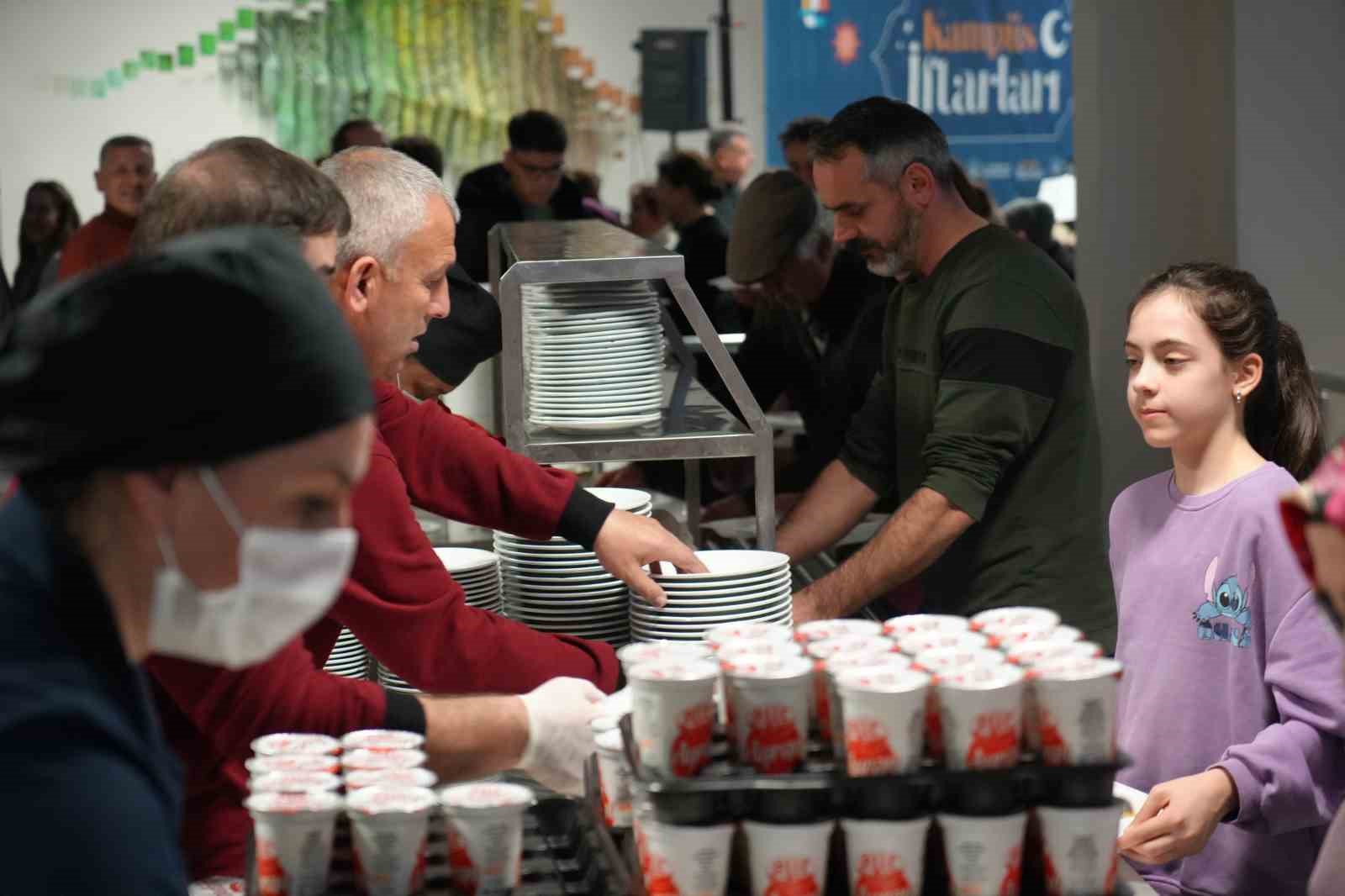 OMÜ’de 2 bin kişi aynı iftar sofrasında buluştu
