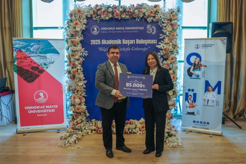 OMÜ’de 2025 yılının öne çıkan akademik başarıları ödüllendirildi
OMÜ’de 2025 yılının öne çıkan akademik başarıları ödüllendirildi