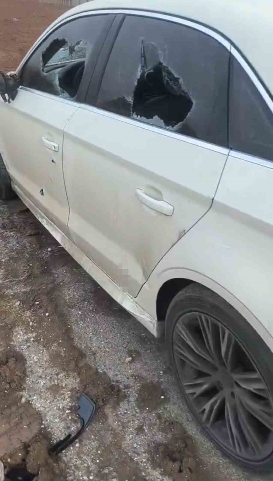 Önce alkol aldılar sonra bindikleri otomobili kurşun yağmuruna tuttular
Önce alkol aldılar sonra bindikleri otomobili kurşun yağmuruna tuttular