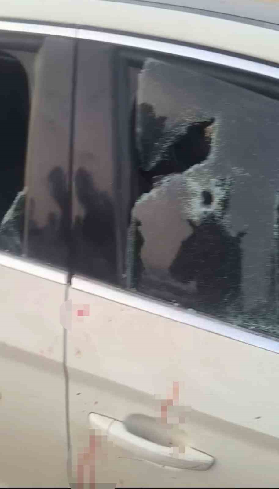 Önce alkol aldılar sonra bindikleri otomobili kurşun yağmuruna tuttular
Önce alkol aldılar sonra bindikleri otomobili kurşun yağmuruna tuttular