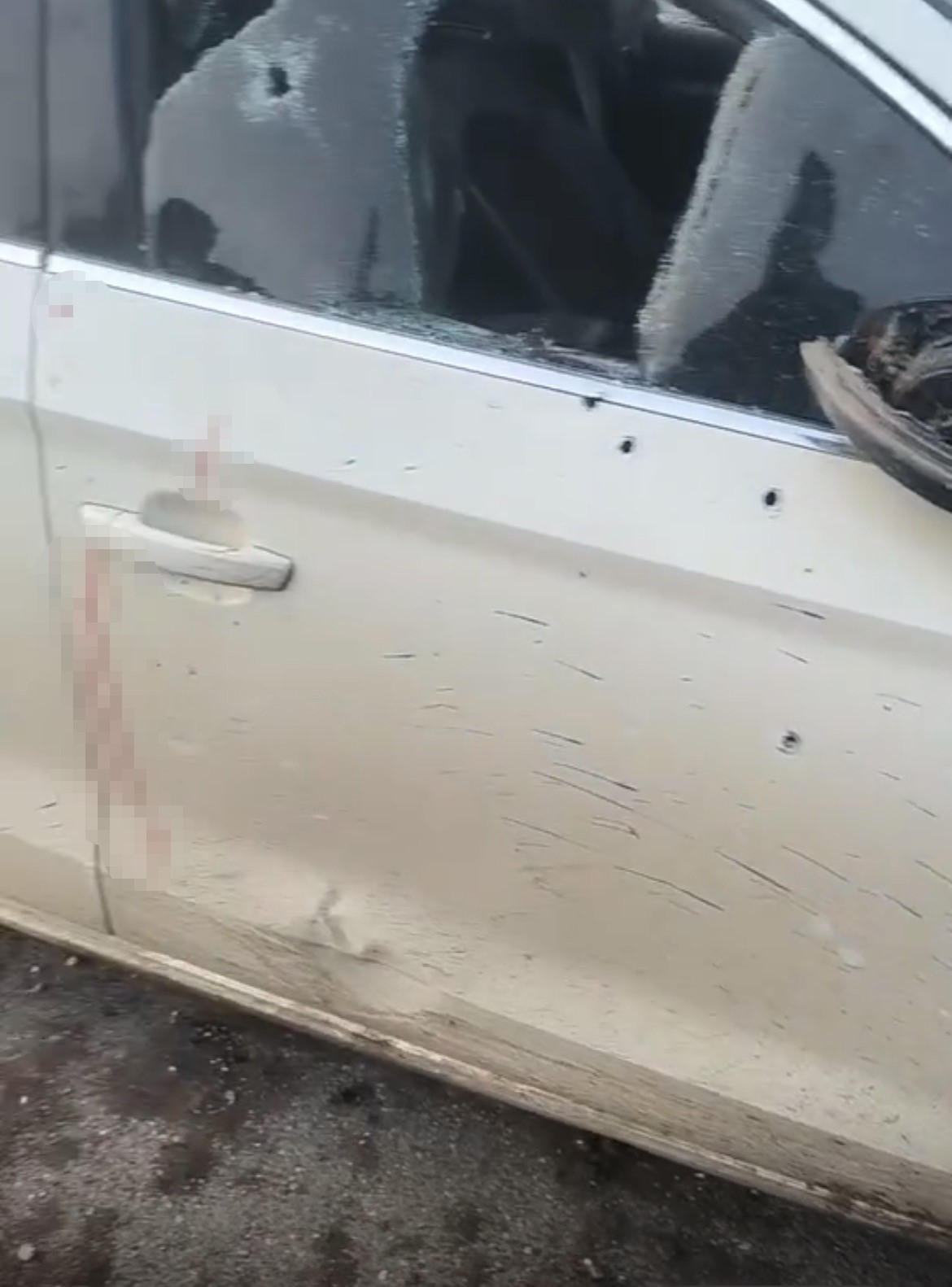 Önce alkol aldılar sonra bindikleri otomobili kurşun yağmuruna tuttular
Önce alkol aldılar sonra bindikleri otomobili kurşun yağmuruna tuttular