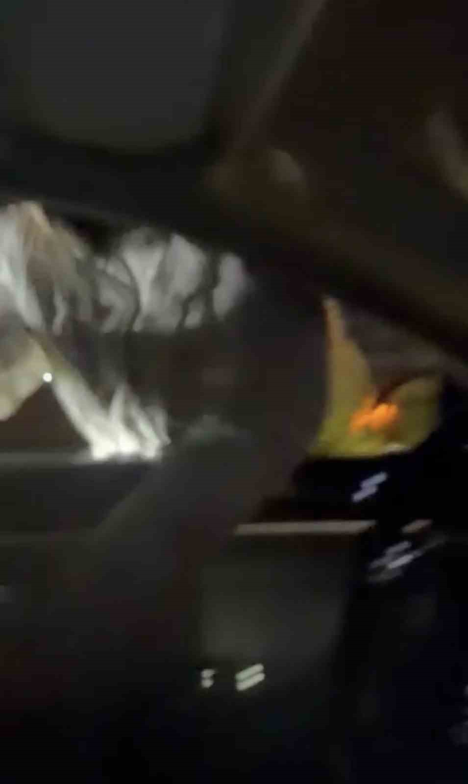 Önce araca saldırdı, ardından araçtakileri bıçakladı... O anlar kamerada
