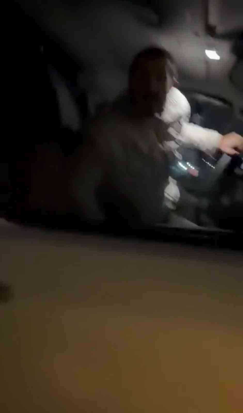 Önce araca saldırdı, ardından araçtakileri bıçakladı... O anlar kamerada
