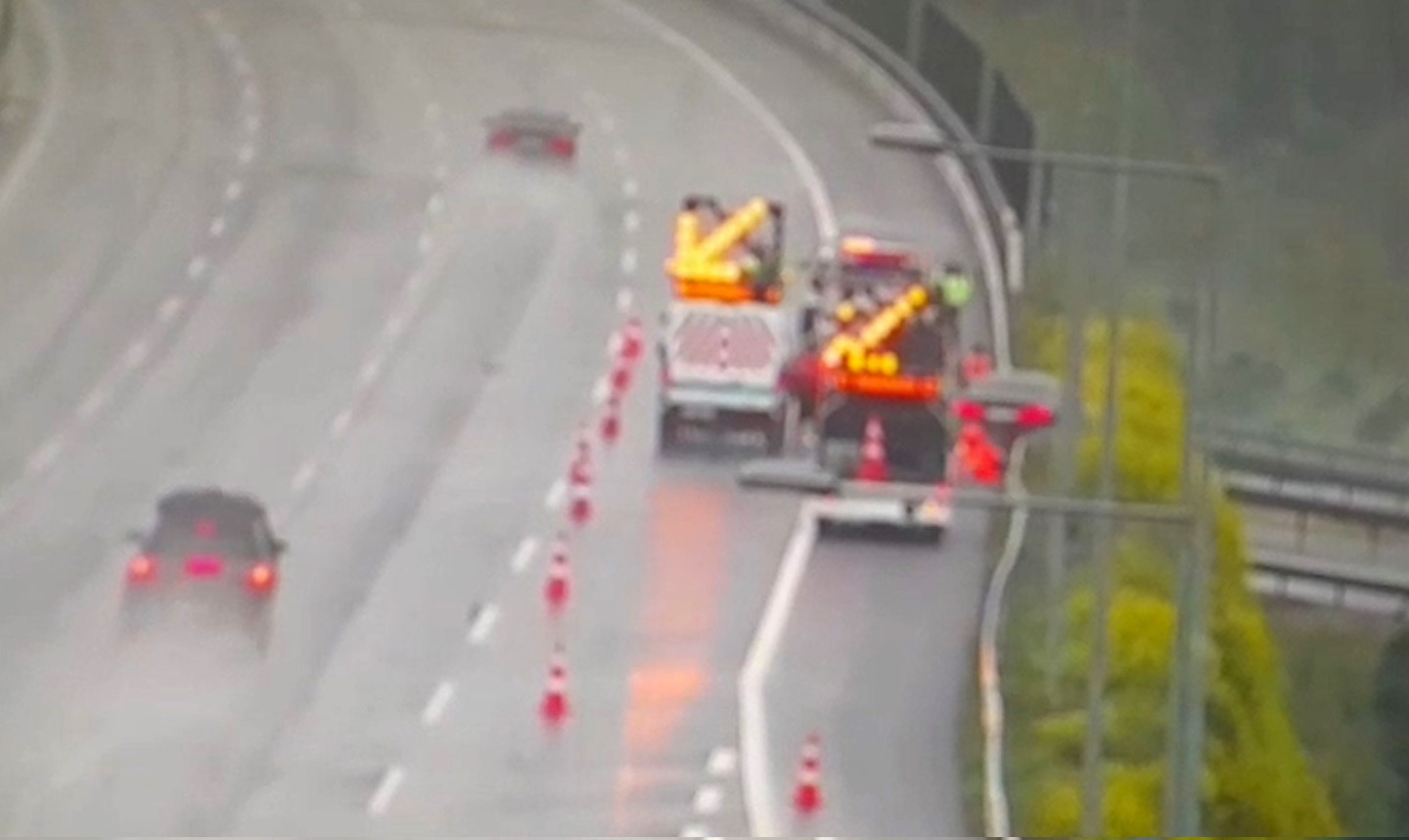 Önce bariyere, ardından otoyol çalışanlarına çarptı: O anlar kamerada
