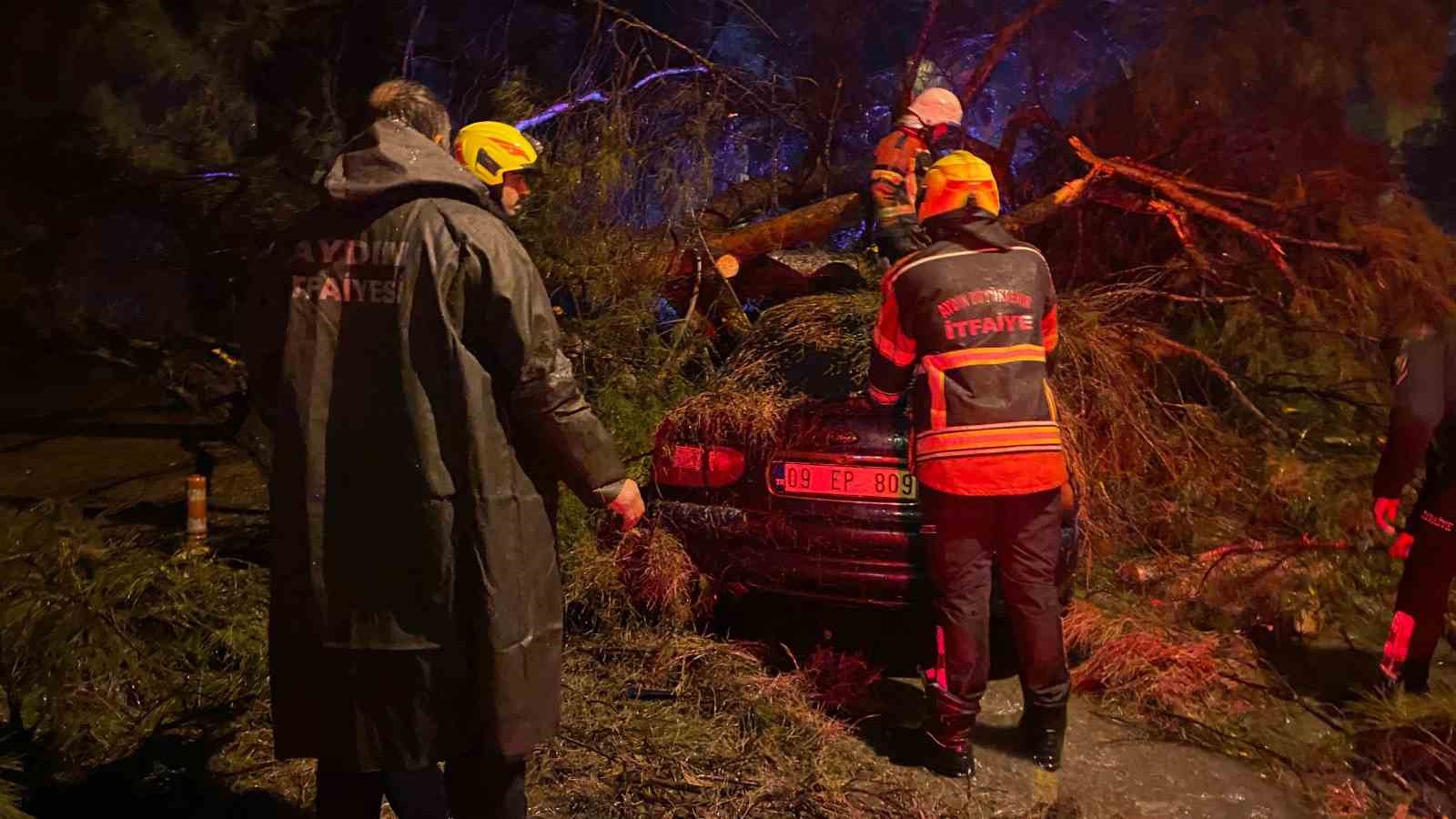 Önce duvarı yıktı sonra otomobilin üzerine devrildi: 2 yaralı

