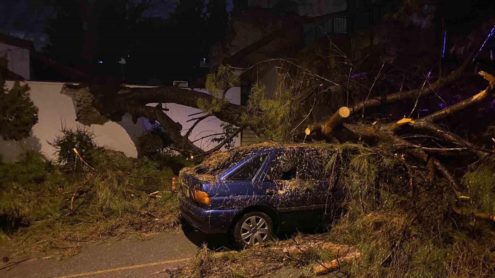 Önce duvarı yıktı sonra otomobilin üzerine devrildi: 2 yaralı
