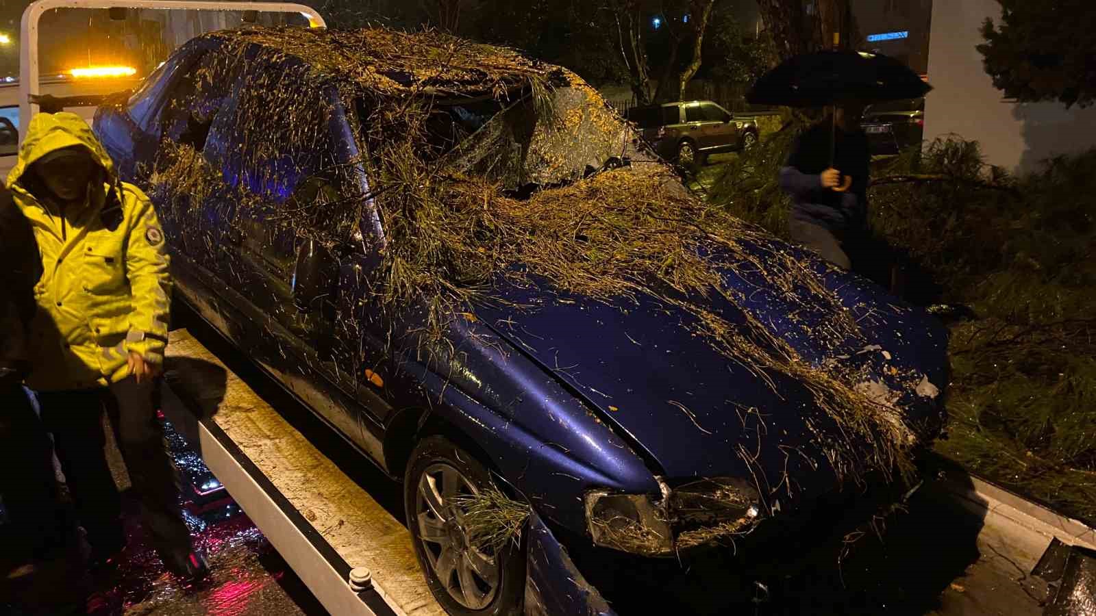 Önce duvarı yıktı sonra otomobilin üzerine devrildi: 2 yaralı
