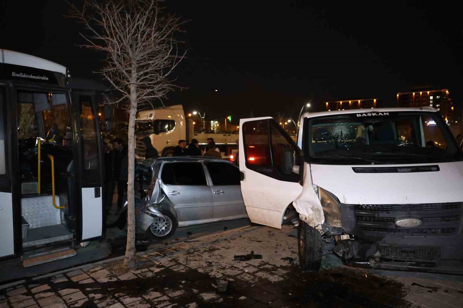 Önce kaza, sonra kavga ettiler: 2 yaralı
Önce kaza, sonra kavga ettiler: 2 yaralı