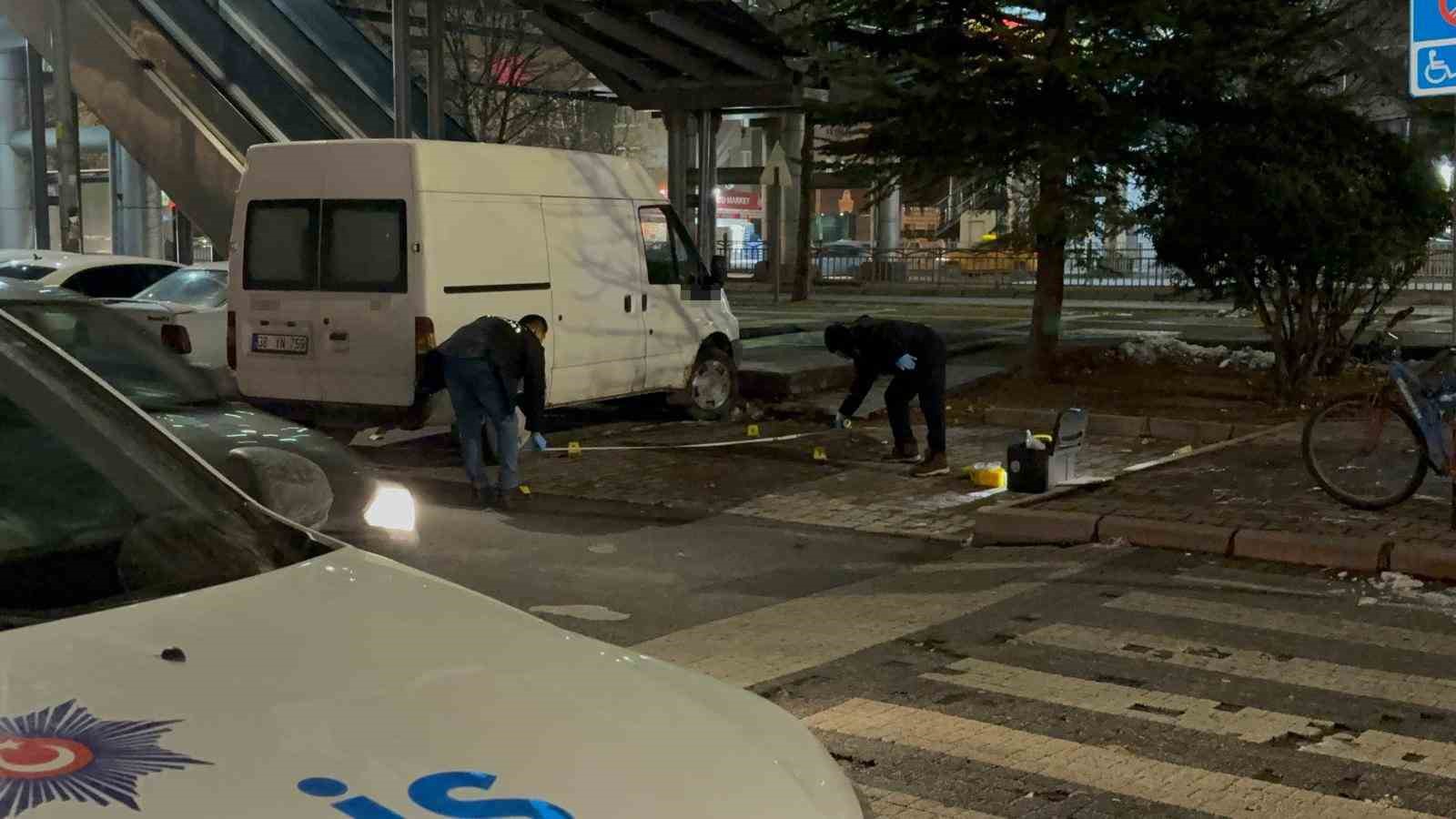 Önce kıyafetlerine laf etti, sonra bıçakladı: 3 yaralı
