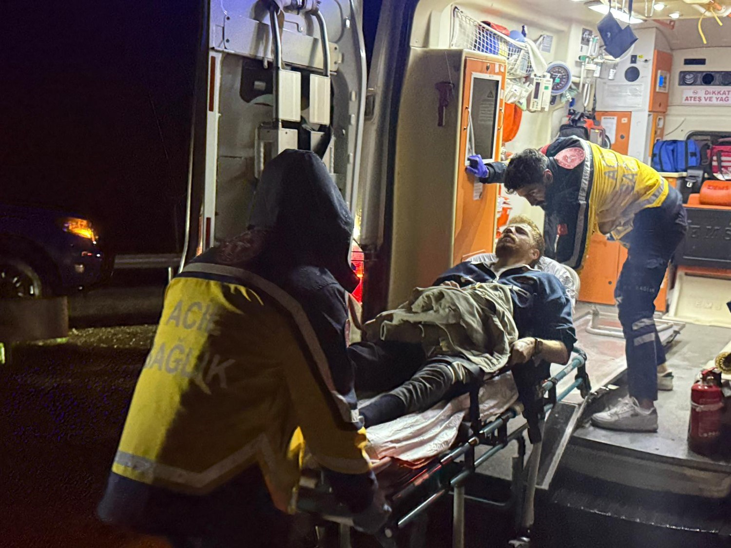 Önce refüje ardından bariyerlere çarptı: 2 yaralı
