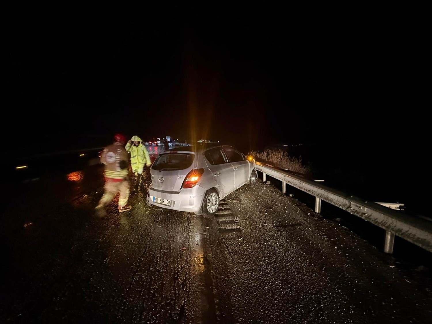 Önce refüje ardından bariyerlere çarptı: 2 yaralı
