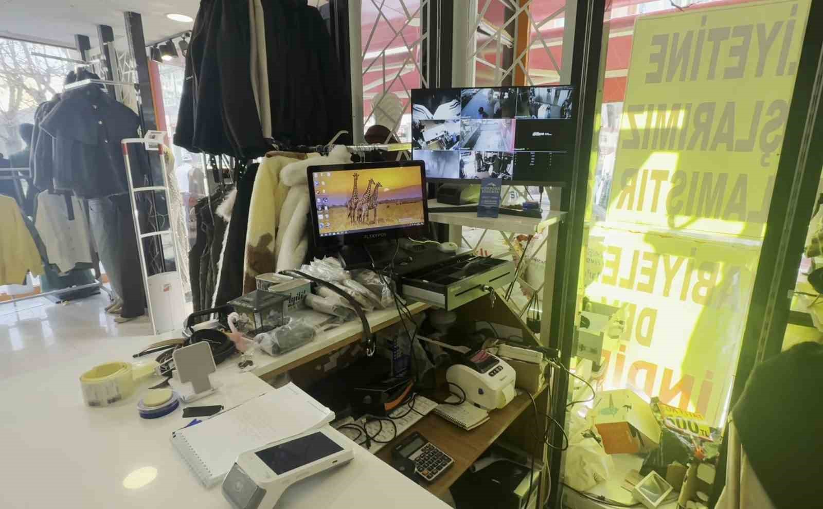 Önce sigara içtiler, sonra sakin sakin dükkanı soydular
