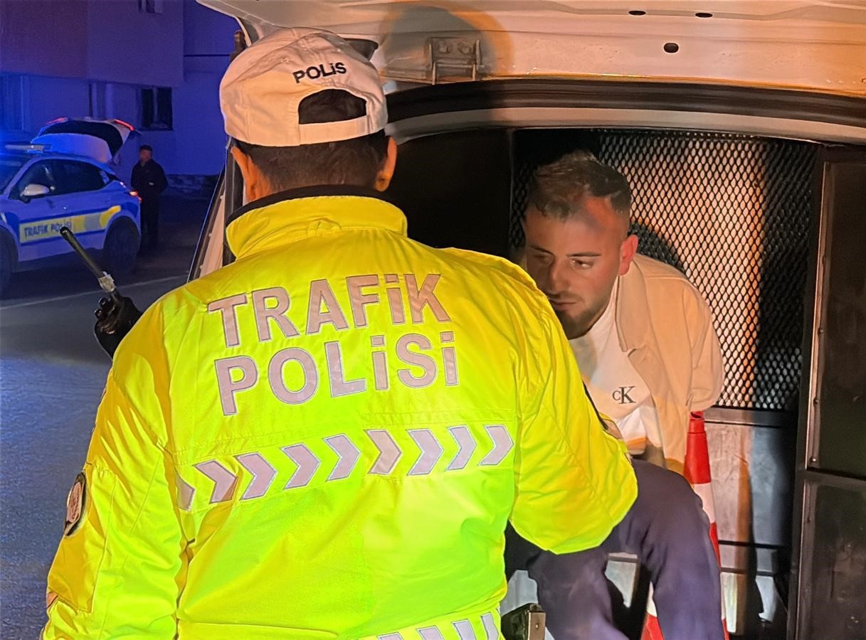 Önce telefonu, sonra da kelepçeyi bahane ederek alkol testini reddetti
