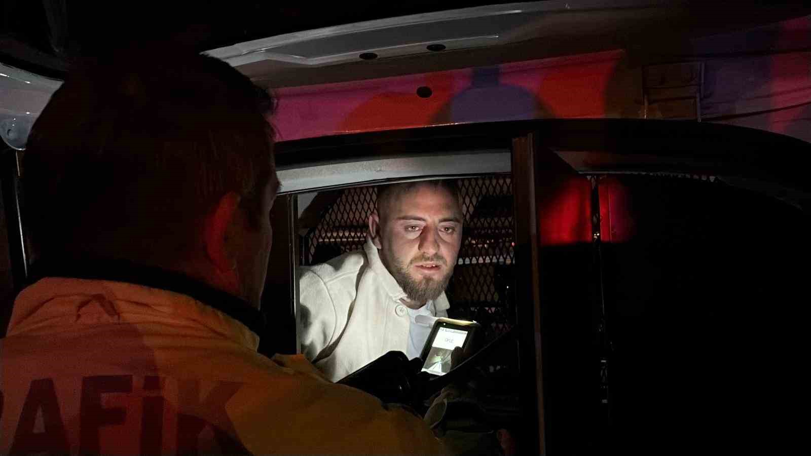 Önce telefonu, sonra da kelepçeyi bahane ederek alkol testini reddetti
