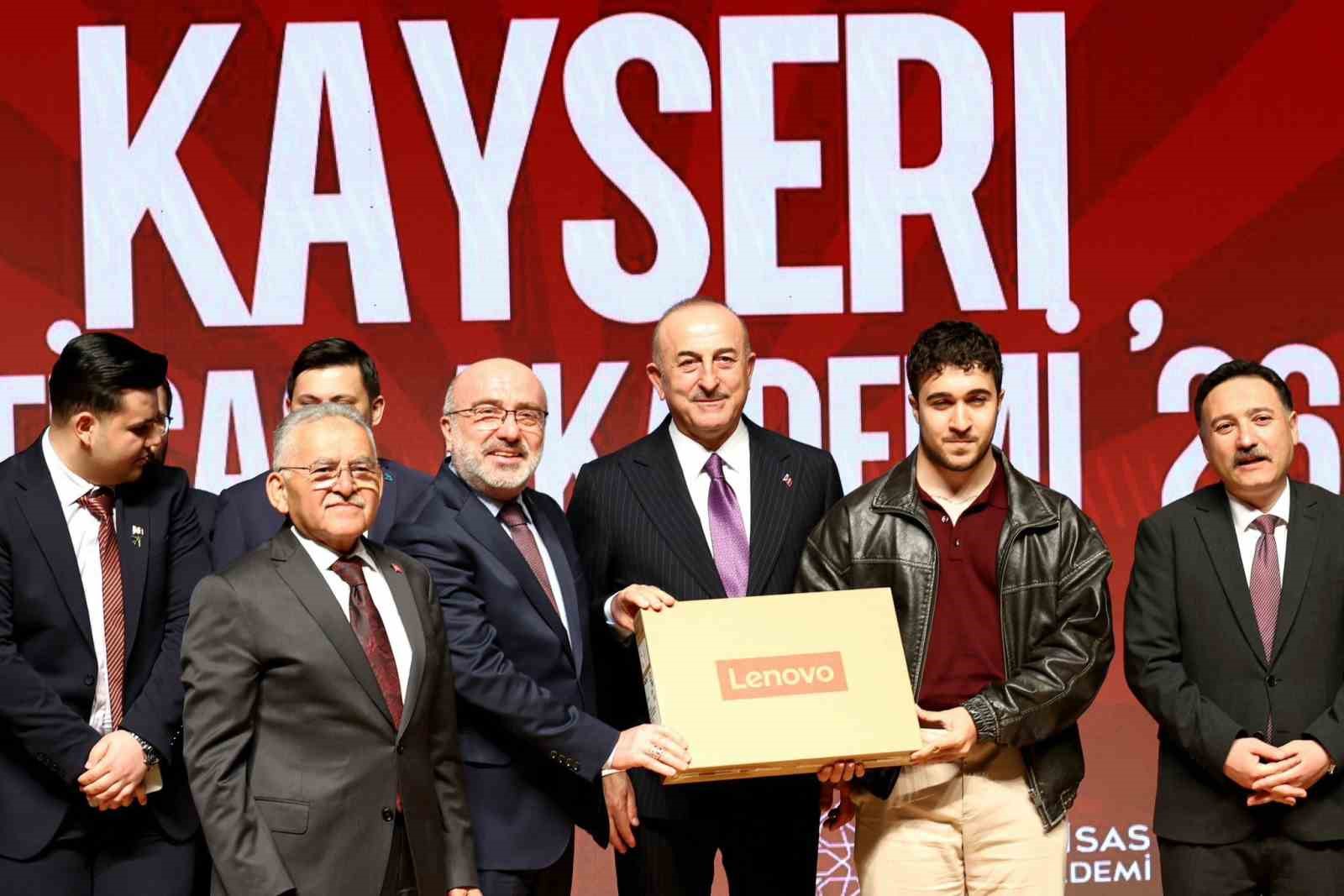 Önceki dönem Dışişleri Bakanı Çavuşoğlu, KAYÜ’de konferans verdi
