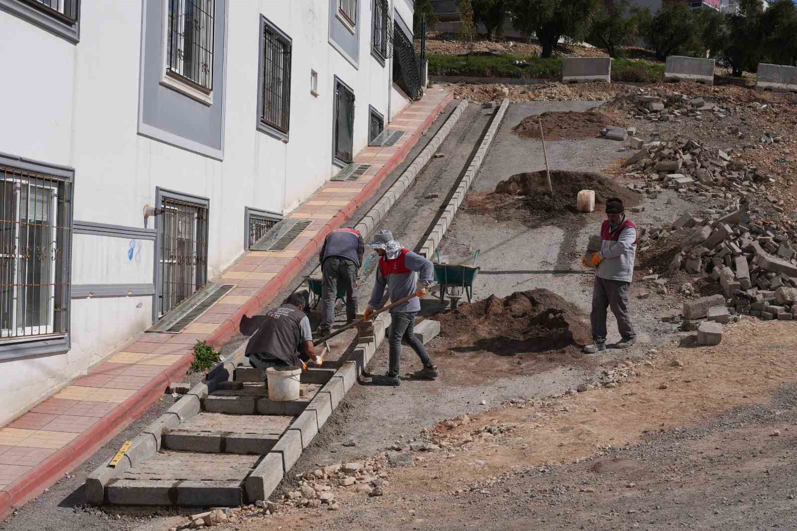 Onikişubat Belediyesi’nden 9 farklı mahallede eş zamanlı kaldırım ve yol çalışması
Onikişubat Belediyesi’nden 9 farklı mahallede eş zamanlı kaldırım ve yol çalışması