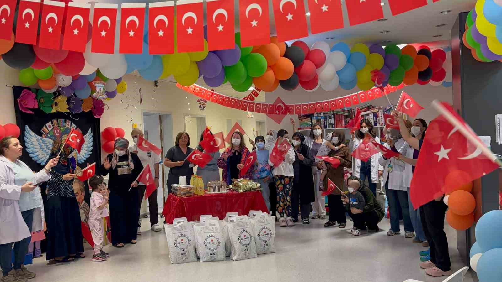Onkoloji servisinde çocuklar ve aileleri gönüllerince eğlenip moral buldu

