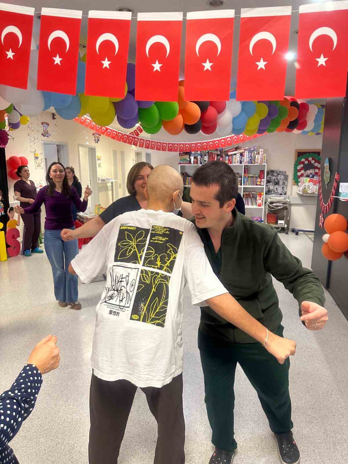 Onkoloji servisinde çocuklar ve aileleri gönüllerince eğlenip moral buldu
