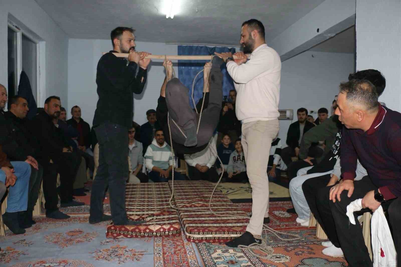 Onlarca köylü bir araya geldi, geleneksel orta oyunları kahkahaya boğdu
Onlarca köylü bir araya geldi, geleneksel orta oyunları kahkahaya boğdu