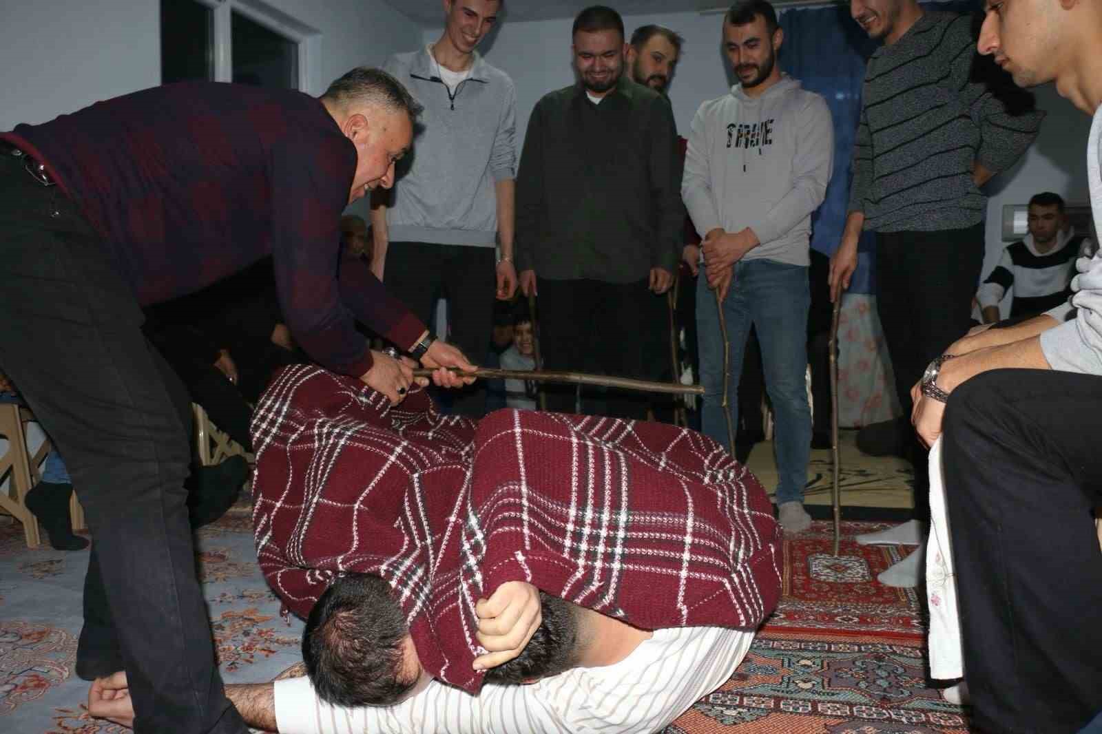 Onlarca köylü bir araya geldi, geleneksel orta oyunları kahkahaya boğdu
Onlarca köylü bir araya geldi, geleneksel orta oyunları kahkahaya boğdu