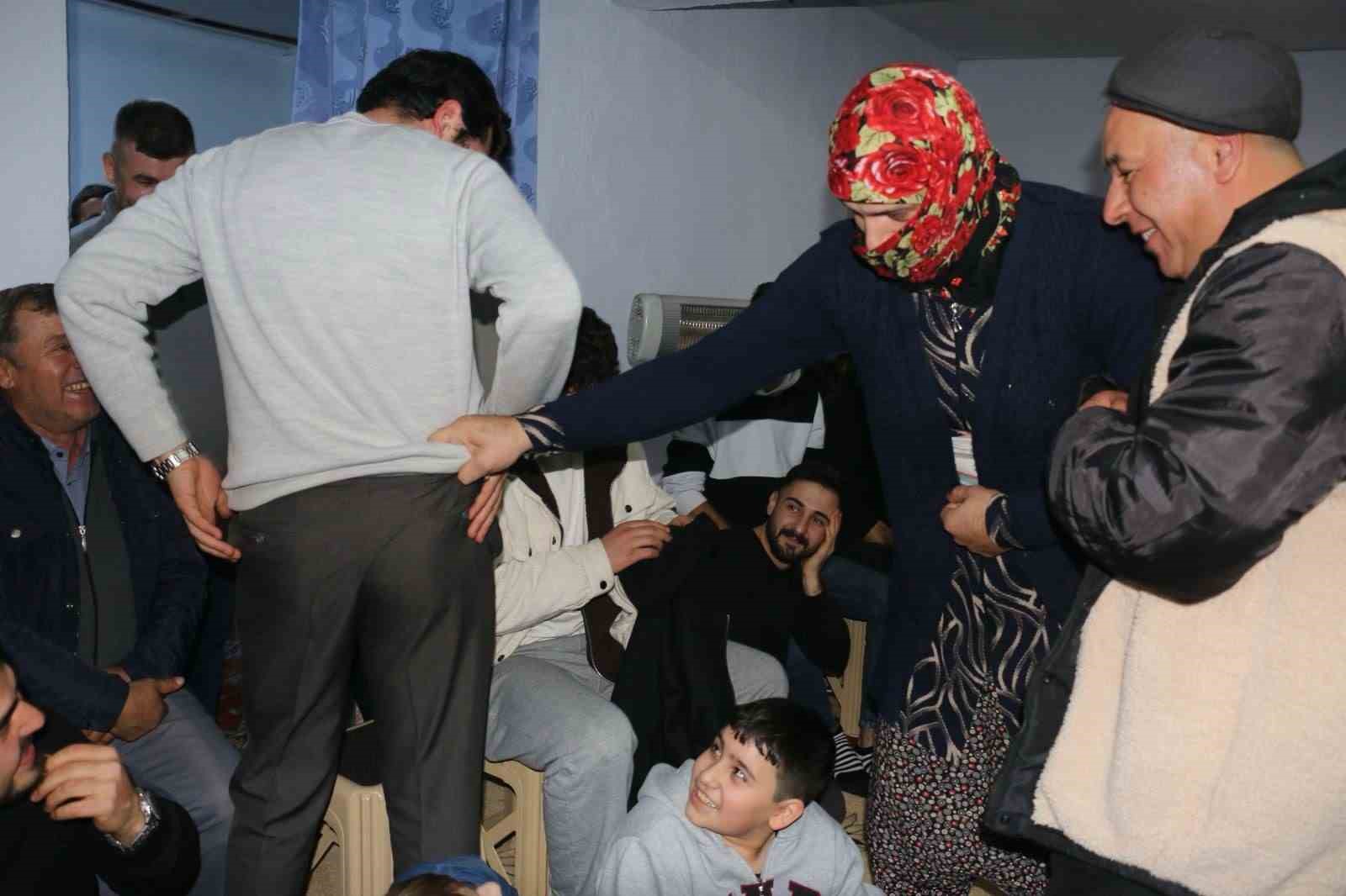 Onlarca köylü bir araya geldi, geleneksel orta oyunları kahkahaya boğdu
Onlarca köylü bir araya geldi, geleneksel orta oyunları kahkahaya boğdu