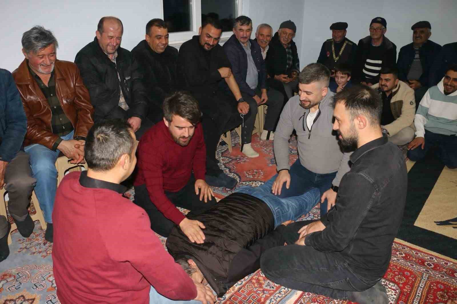 Onlarca köylü bir araya geldi, geleneksel orta oyunları kahkahaya boğdu
Onlarca köylü bir araya geldi, geleneksel orta oyunları kahkahaya boğdu