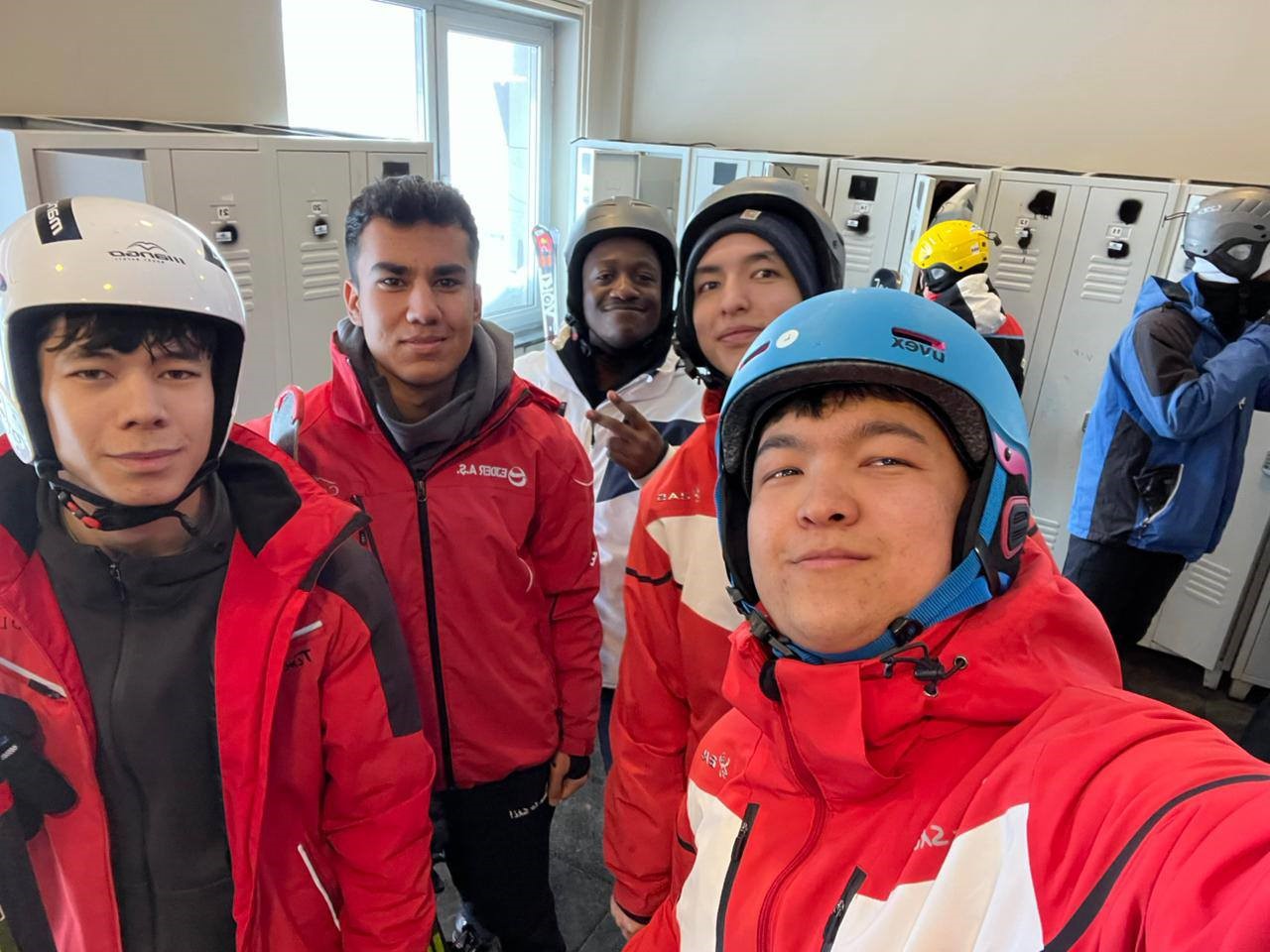 Onlarca ülkeden öğrenci kayakla tanıştı
