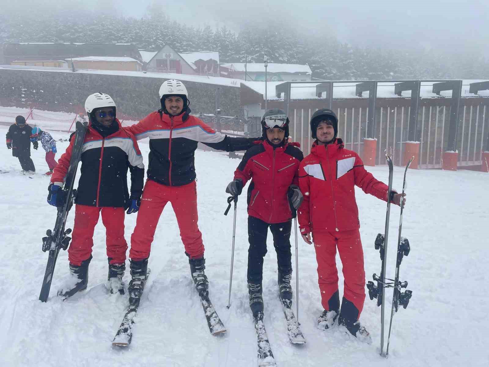 Onlarca ülkeden öğrenci kayakla tanıştı
