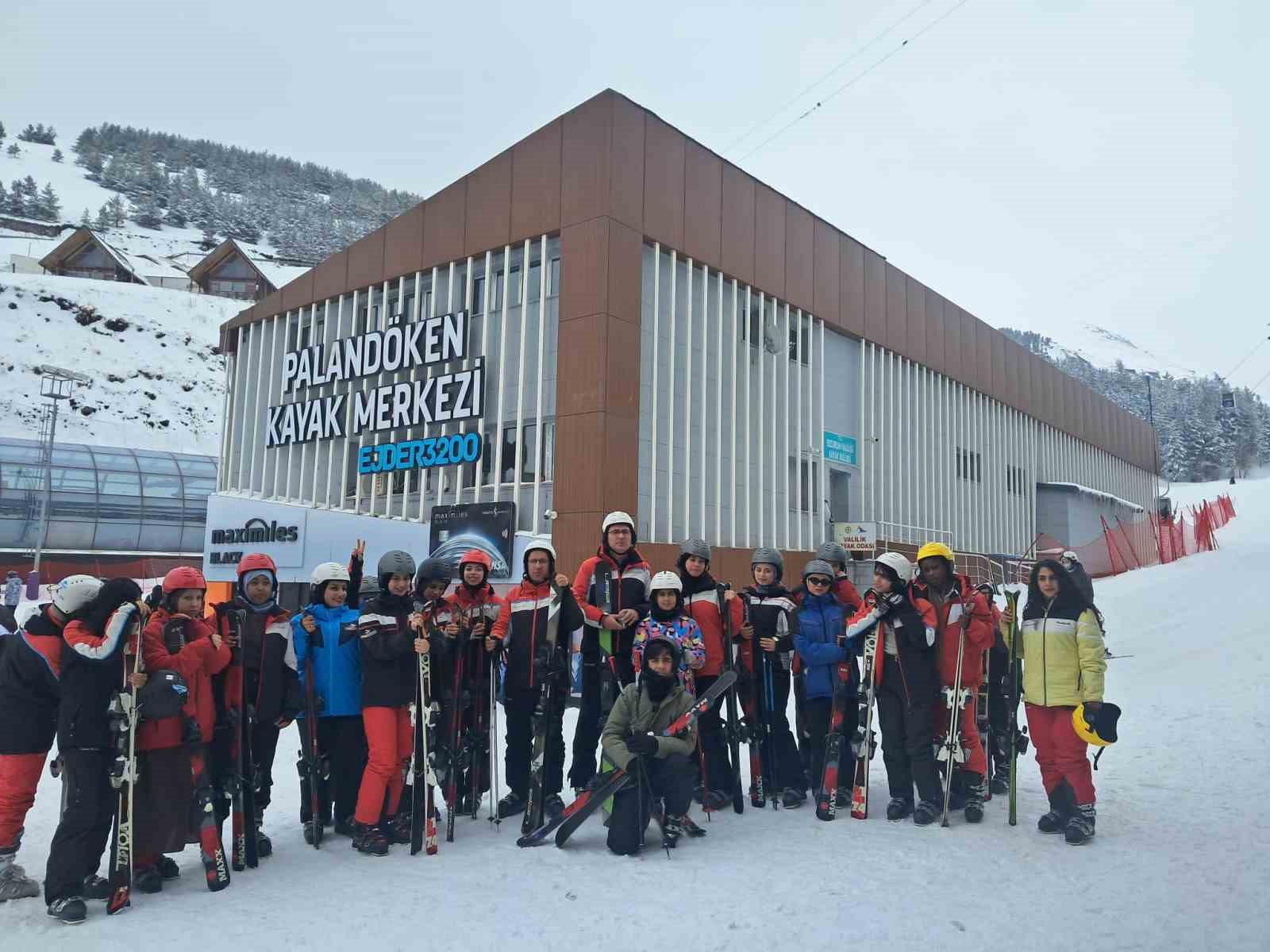 Onlarca ülkeden öğrenci kayakla tanıştı
