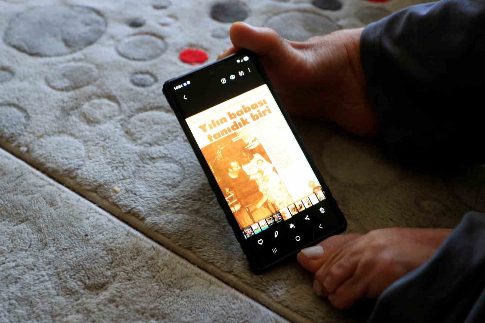 Onu görenler azmine hayran kalıyor: Ayaklarıyla tıraş oluyor, yemek yiyor, para üstü veriyor
