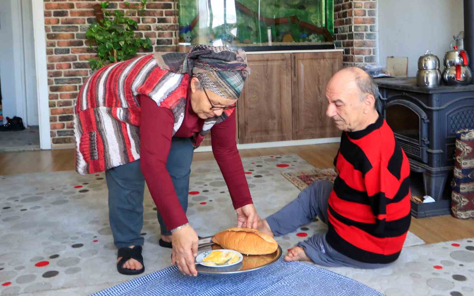 Onu görenler azmine hayran kalıyor: Ayaklarıyla tıraş oluyor, yemek yiyor, para üstü veriyor
