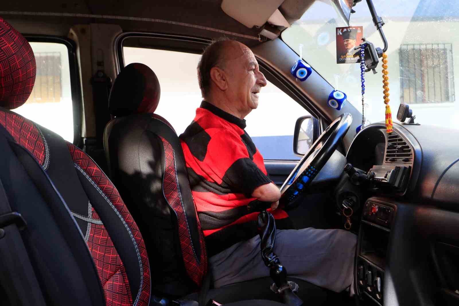 Onu görenler azmine hayran kalıyor: Ayaklarıyla tıraş oluyor, yemek yiyor, para üstü veriyor
