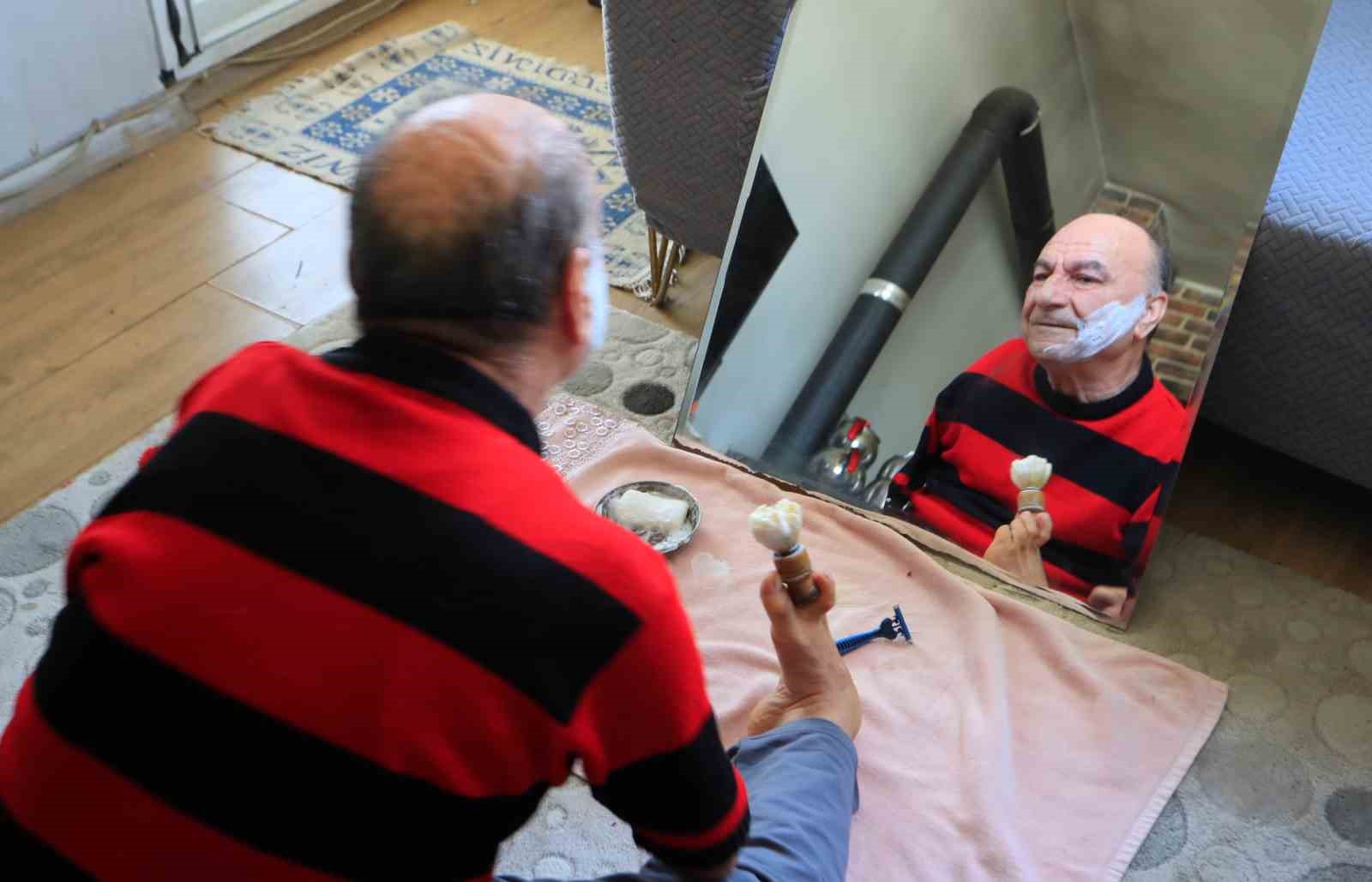 Onu görenler azmine hayran kalıyor: Ayaklarıyla tıraş oluyor, yemek yiyor, para üstü veriyor
