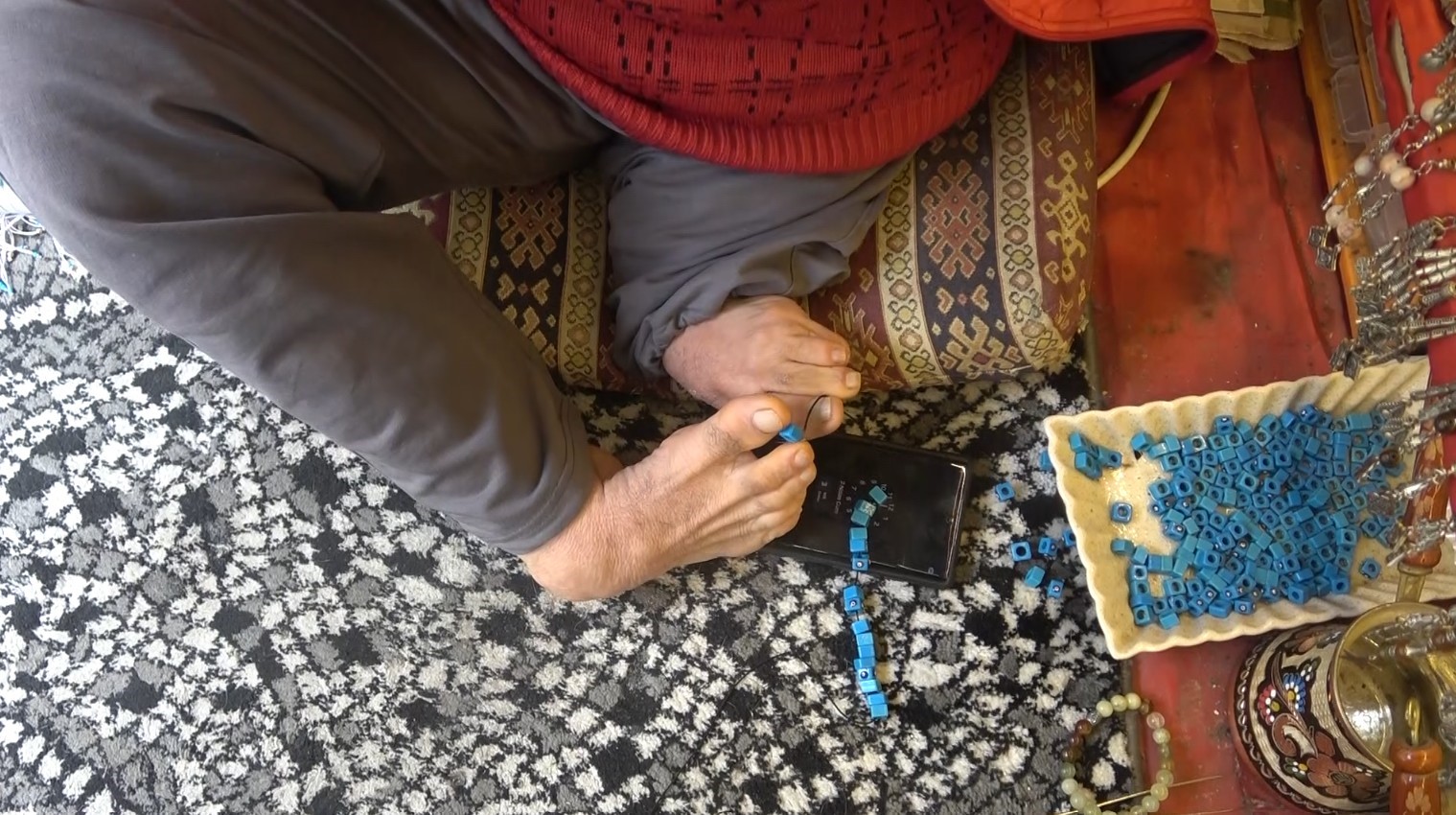 Onu görenler azmine hayran kalıyor: Ayaklarıyla tıraş oluyor, yemek yiyor, para üstü veriyor
