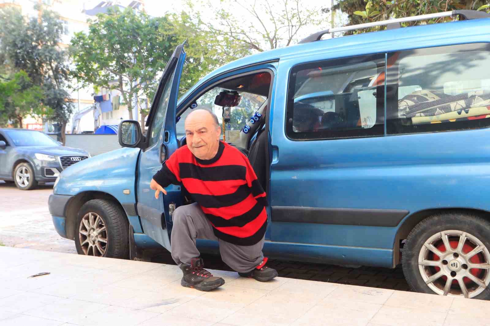 Onu görenler azmine hayran kalıyor: Ayaklarıyla tıraş oluyor, yemek yiyor, para üstü veriyor
