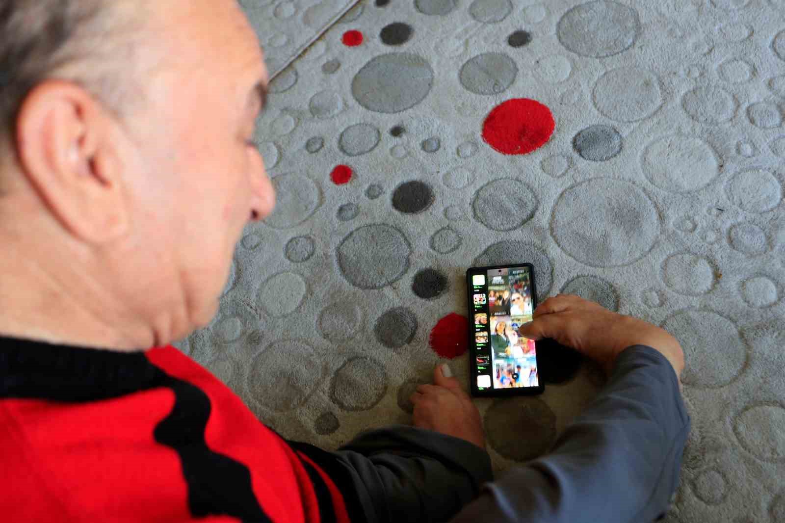 Onu görenler azmine hayran kalıyor: Ayaklarıyla tıraş oluyor, yemek yiyor, para üstü veriyor
