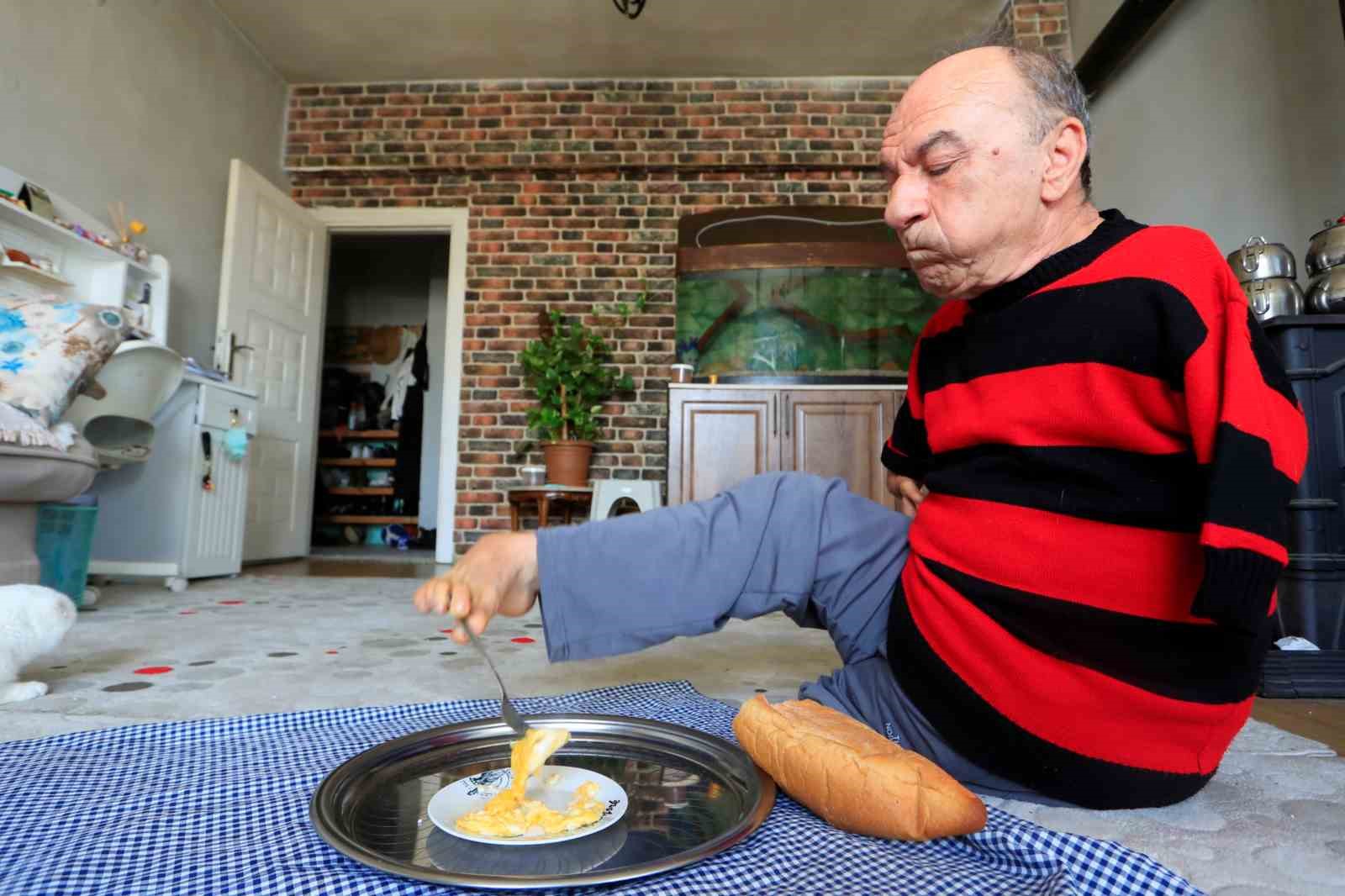 Onu görenler azmine hayran kalıyor: Ayaklarıyla tıraş oluyor, yemek yiyor, para üstü veriyor
