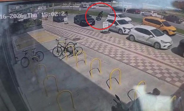 Önünde yavaşlayan araçlara çarpmamak için kaza yaptı
