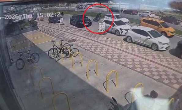 Önünde yavaşlayan araçlara çarpmamak için kaza yaptı
