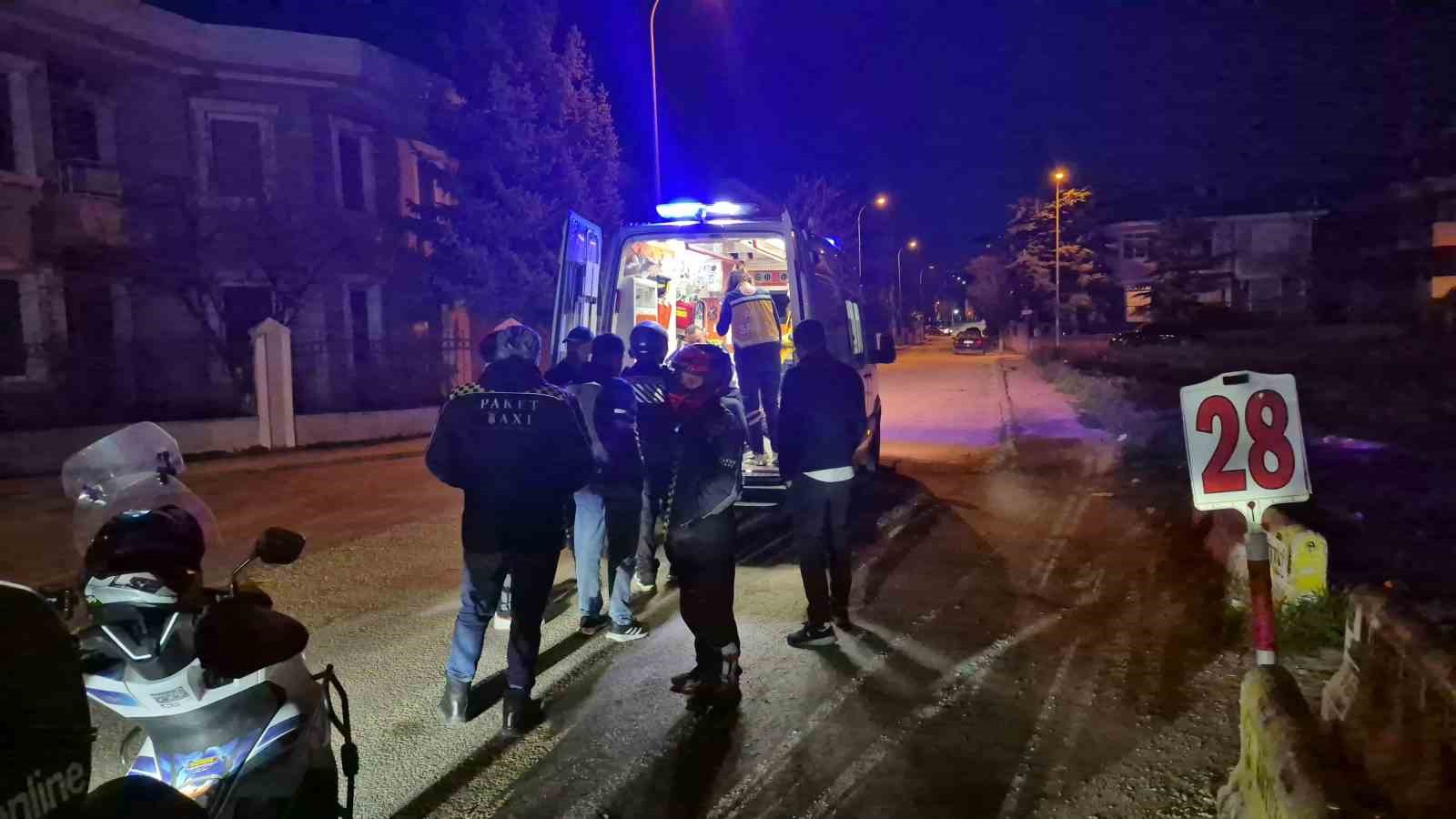 Önüne araç çıkınca motosikleti deviren kurye yaralandı
