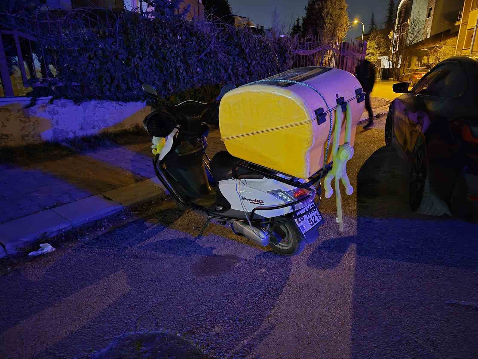 Önüne araç çıkınca motosikleti deviren kurye yaralandı
