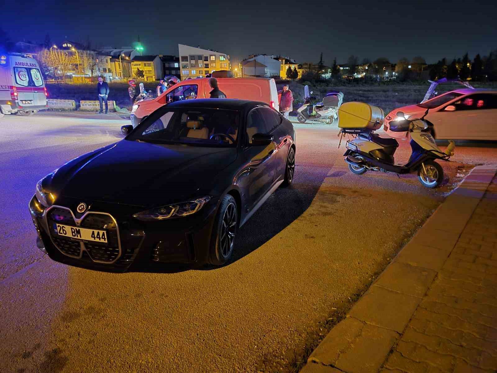 Önüne araç çıkınca motosikleti deviren kurye yaralandı
