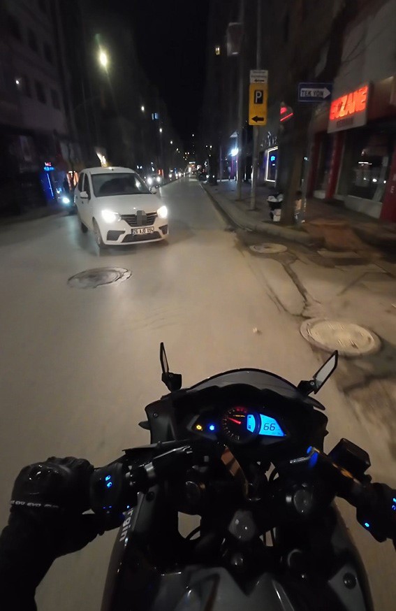 Önüne bir anda çıkan araçtan kıl payı kurtuldu
