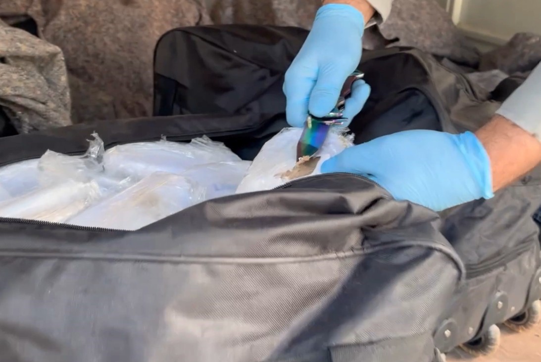 Operasyon anı kamerada: Mersin’de 184 kilo 900 gram uyuşturucu ele geçirildi
