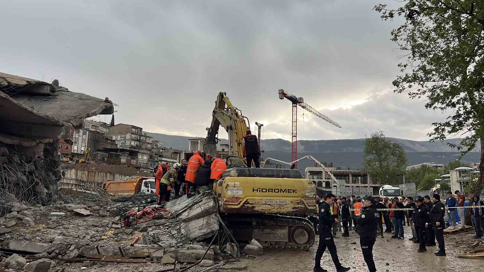 Operatör enkaz altında kaldı: 1 yaralı
