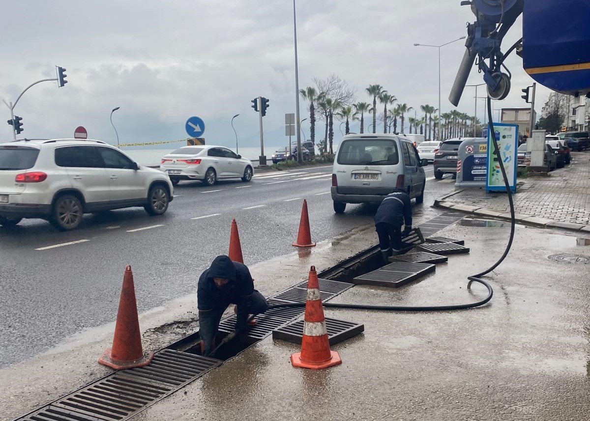 Ordu Büyükşehir, Fatsa’nın 30 yıldır temizlenmeyen altyapısına indi
